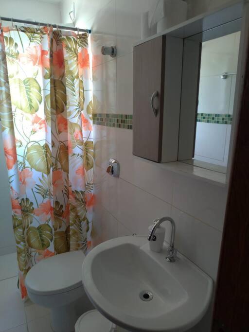 Casa Agradavel Em Camboriu Com Estacionamento No Patio Villa Buitenkant foto